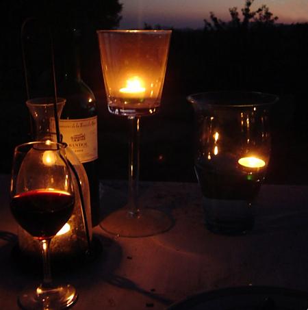 Bandol Rouge Domaine de la Tour du Bon sur une table à la lueur de bougies
